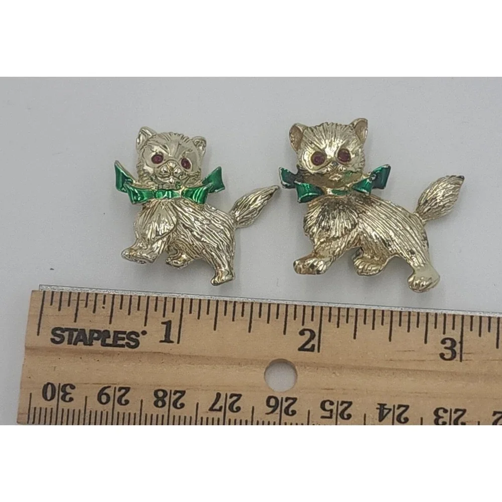 Lot of 2 Vintage gold tone CATs w/ green bow red rhinestone eyes brooch pin‎